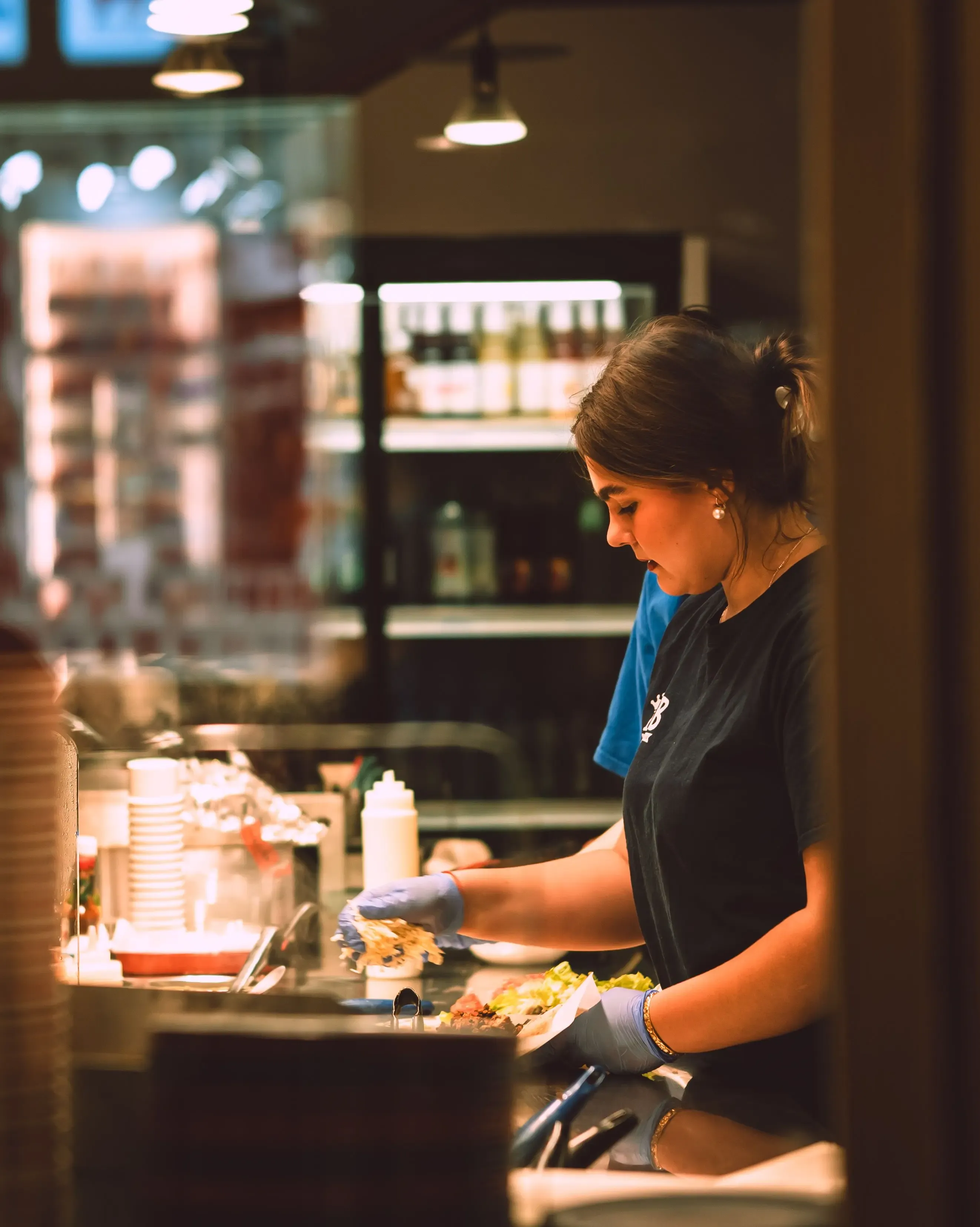 Trabajadora preparando un pedido en un restaurante