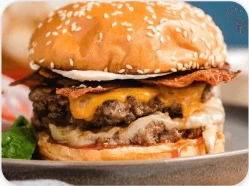 Hamburguesa con carne, queso y pan de semillas